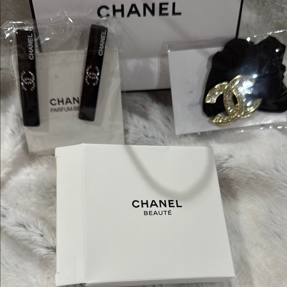 Chanel Black and Gold Hair Accessory Set - Picture 5 of 7